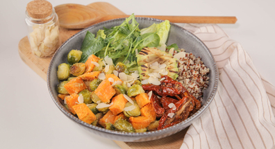 Bowl cu quinoa și legume