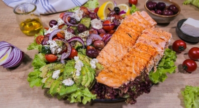 Salată mediteraneană cu somon
