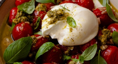 Salată cu burrata și roșii coapte